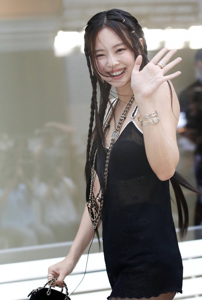 Jennie (BlackPink) diện váy quá ngắn ảnh 2