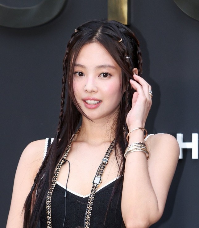 Jennie (BlackPink) diện váy quá ngắn ảnh 4