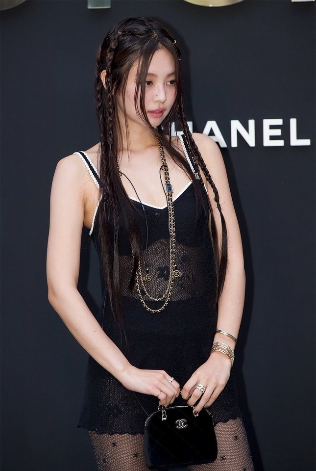 Jennie (BlackPink) diện váy quá ngắn ảnh 3