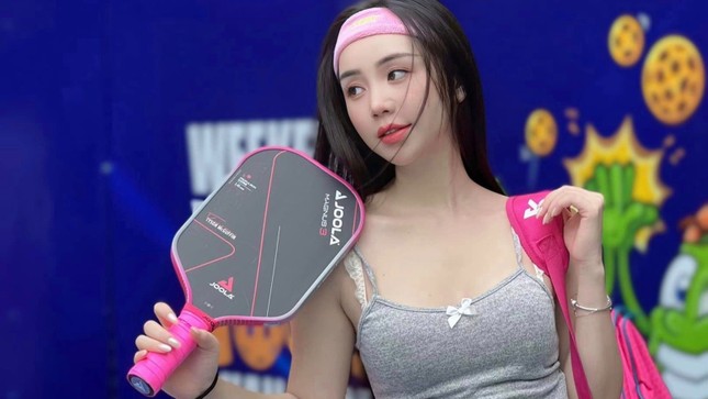 Mặc quần áo như các bà, các mẹ đi chơi Pickleball, Quỳnh Kool, Quỳnh Nga bị chê thách thức dư luận ảnh 3