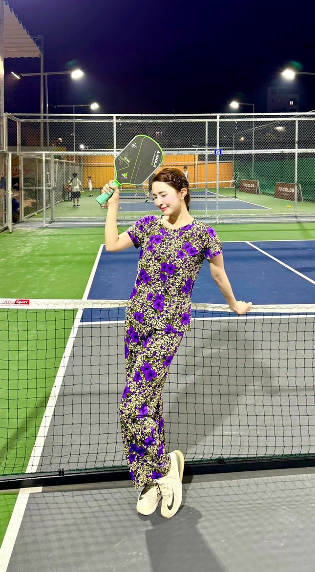 Mặc quần áo như các bà, các mẹ đi chơi Pickleball, Quỳnh Kool, Quỳnh Nga bị chê thách thức dư luận ảnh 2