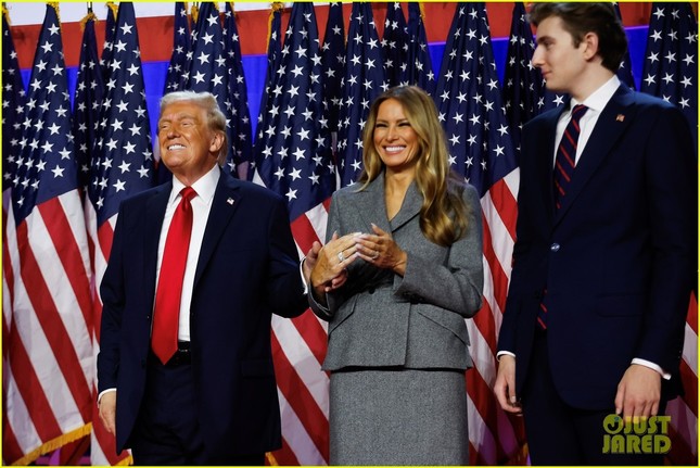 Bộ váy 6.900 USD của bà Melania mừng ông Trump thắng cử ảnh 4