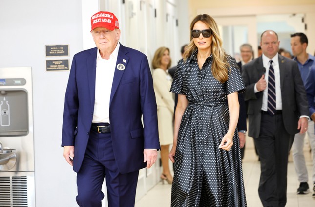 Bộ váy 6.900 USD của bà Melania mừng ông Trump thắng cử ảnh 5