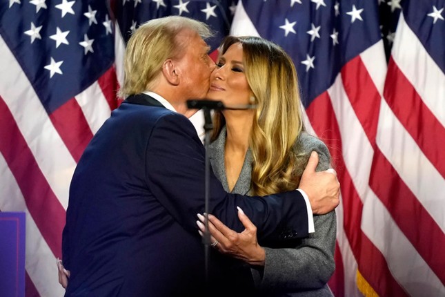 Bộ váy 6.900 USD của bà Melania mừng ông Trump thắng cử ảnh 2