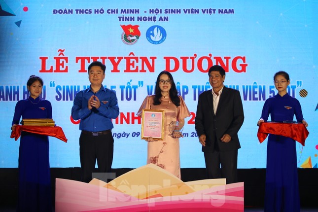 Nghệ An vinh danh Sinh viên 5 tốt và Sao Tháng Giêng ảnh 4