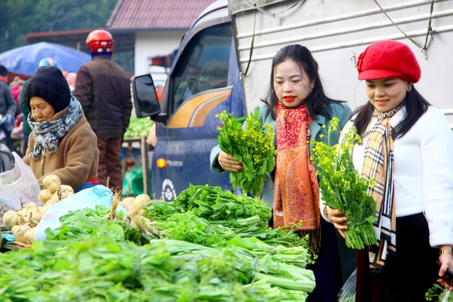 Cấp thẻ cho người dân ra vào chợ biên giới Việt - Lào ảnh 2