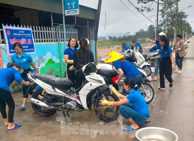Tiệm rửa xe đặc biệt gây quỹ cho trò nghèo ảnh 12