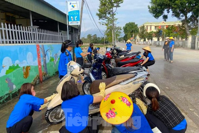 Tiệm rửa xe đặc biệt gây quỹ cho trò nghèo ảnh 3