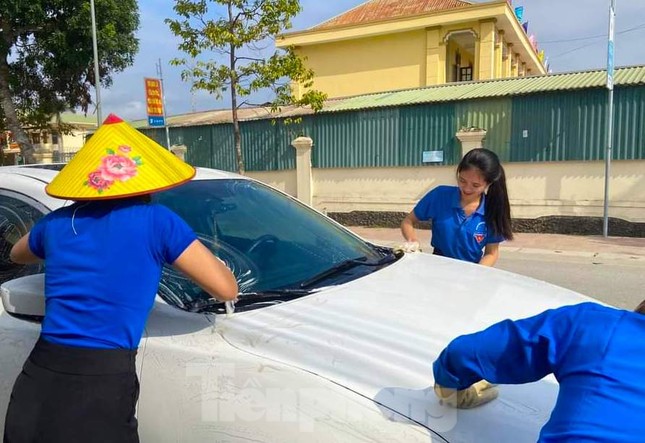 Tiệm rửa xe đặc biệt gây quỹ cho trò nghèo ảnh 6