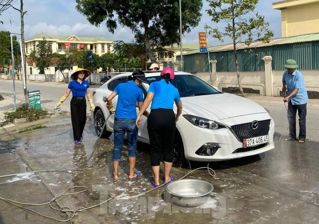 Tiệm rửa xe đặc biệt gây quỹ cho trò nghèo ảnh 5