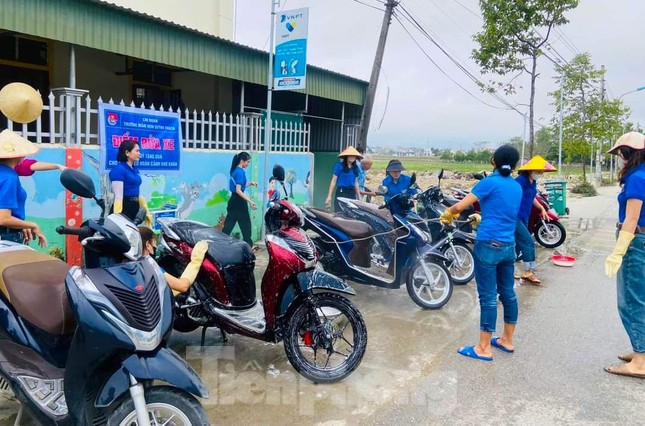 Tiệm rửa xe đặc biệt gây quỹ cho trò nghèo ảnh 7
