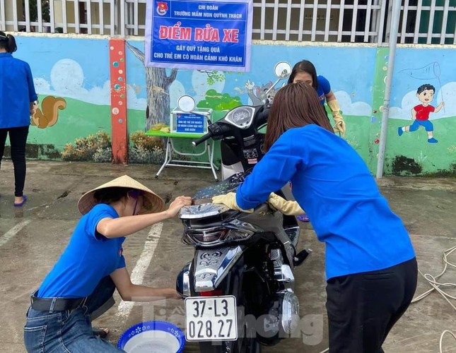Tiệm rửa xe đặc biệt gây quỹ cho trò nghèo ảnh 11