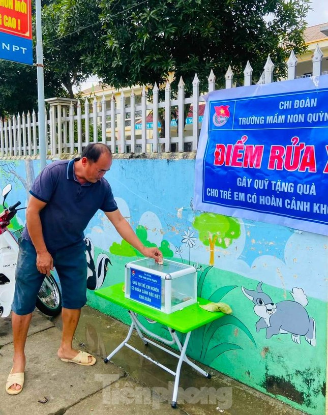Tiệm rửa xe đặc biệt gây quỹ cho trò nghèo ảnh 9