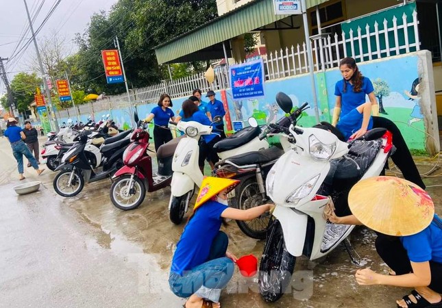 Tiệm rửa xe đặc biệt gây quỹ cho trò nghèo ảnh 2