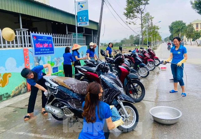 Tiệm rửa xe đặc biệt gây quỹ cho trò nghèo ảnh 13