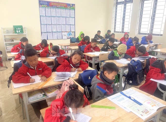 Thời tiết giá rét, huyện biên giới Nghệ An lùi thời gian học sinh đến trường ảnh 3