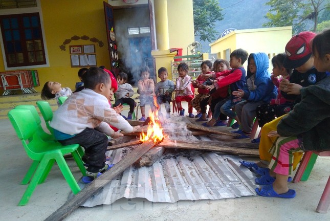 Rét căm căm, giáo viên mầm non đốt củi sưởi cho học trò ảnh 2