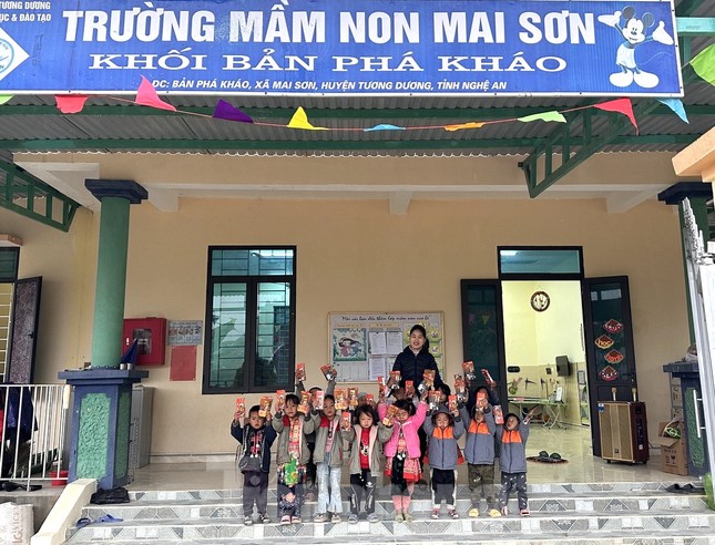 Rét căm căm, giáo viên mầm non đốt củi sưởi cho học trò ảnh 4