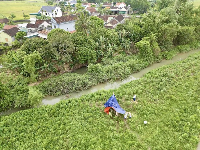 Phát hiện thi thể cụ bà phân hủy dưới mương nước, nghi do bị sốc nhiệt ảnh 1