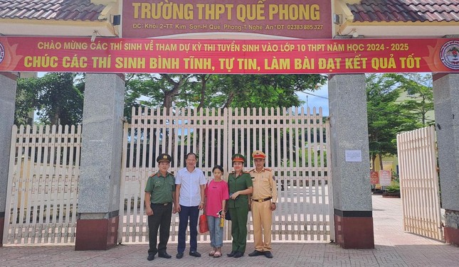 Mới mổ ruột thừa, thí sinh ở Nghệ An được thanh niên tình nguyện cõng đến phòng thi ảnh 4