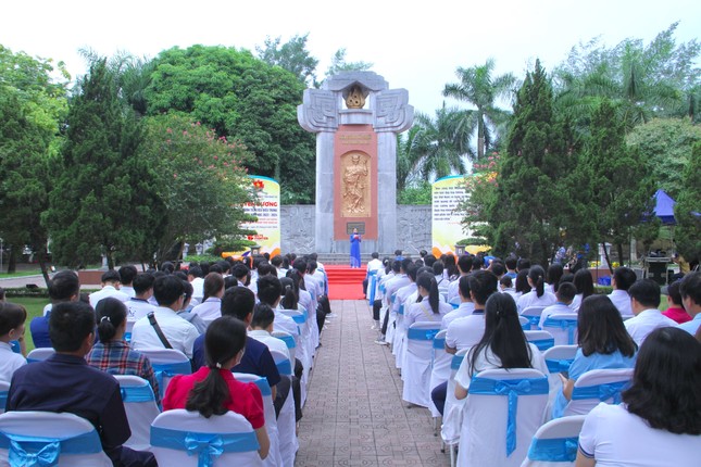 Tuyên dương 102 học sinh tiêu biểu trong học tập và rèn luyện ảnh 1