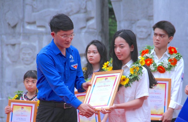 Tuyên dương 102 học sinh tiêu biểu trong học tập và rèn luyện ảnh 4