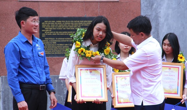 Tuyên dương 102 học sinh tiêu biểu trong học tập và rèn luyện ảnh 3