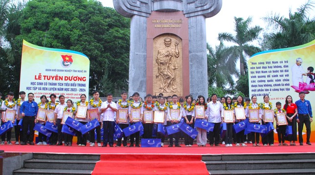 Tuyên dương 102 học sinh tiêu biểu trong học tập và rèn luyện ảnh 6