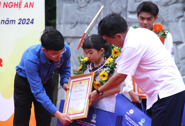 Tuyên dương 102 học sinh tiêu biểu trong học tập và rèn luyện ảnh 2