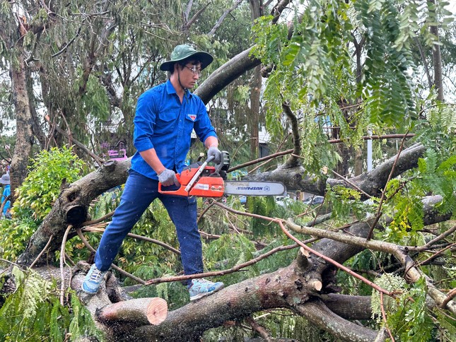 Tuổi trẻ Nghệ An ra Hải Phòng hỗ trợ khắc phục hậu quả bão số 3 ảnh 7