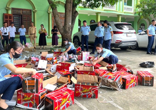 Tiêu hủy hơn 30.000 sản phẩm hàng lậu, không rõ xuất xứ ảnh 2