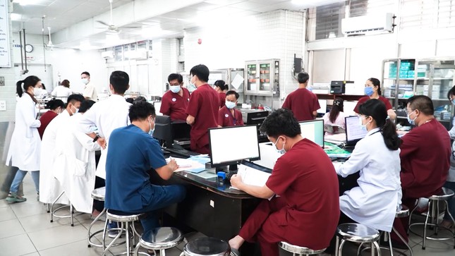 Kịch tính ca phẫu thuật khẩn cứu người phụ nữ bị đâm nhiều nhát ảnh 2