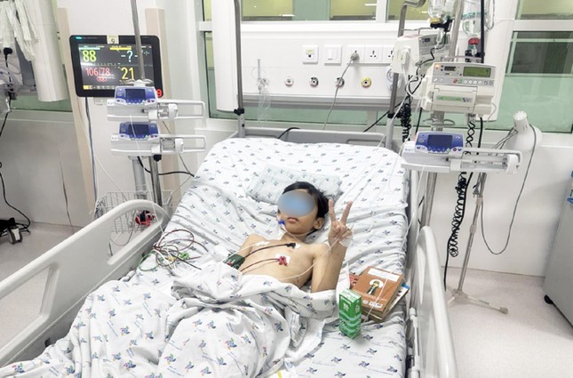 Cứu cậu bé bị đàn bò giẫm đạp dập lách, rách phổi ảnh 1
