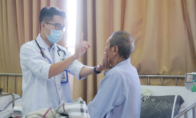 Chỉ đỏ mắt, ù tai, nam bệnh nhân đột ngột xuất huyết não, hôn mê ảnh 2