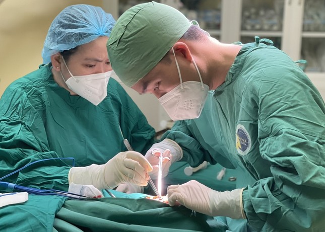 Bé gái 4 tuổi bị cây bút bi đâm xuyên hộp sọ ảnh 2