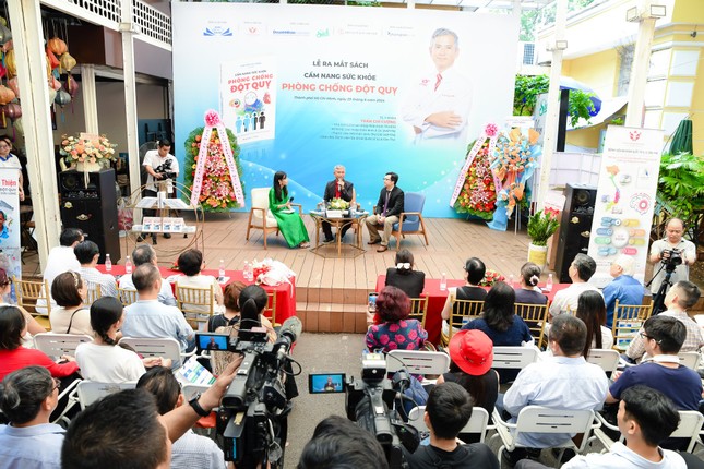 Chuyên gia đầu ngành ra mắt sách 'phòng chống đột quỵ' ảnh 2