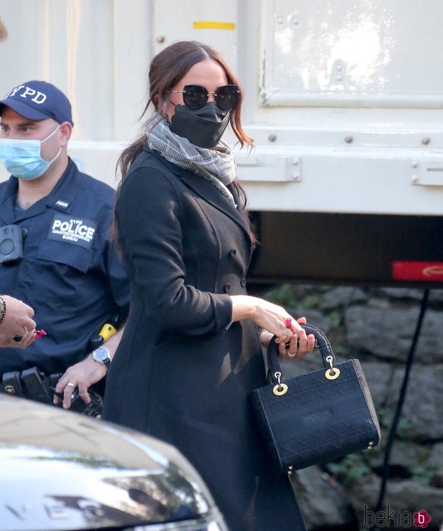 Meghan Markle attracts attention when carrying a bag with embroidered letters reminding of the Royal title photo 5