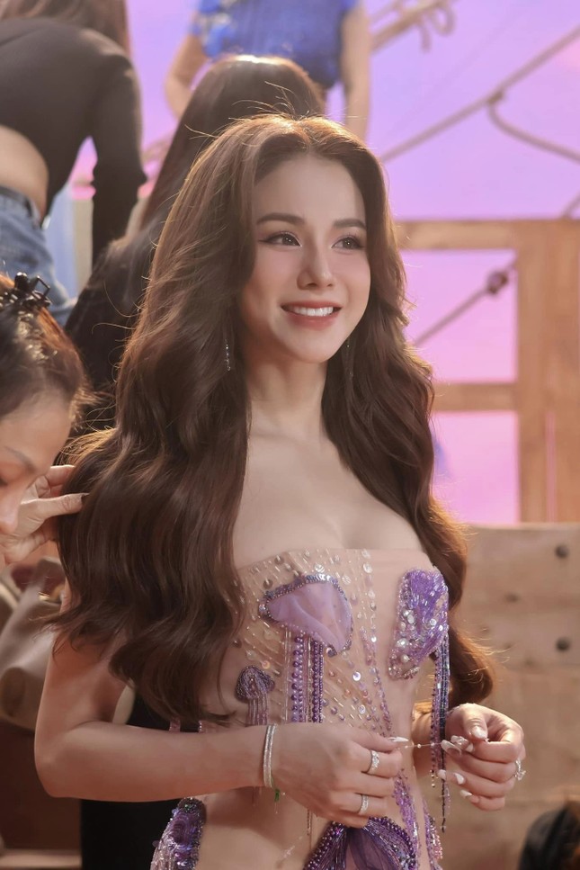 Showbiz 4/2: Hoa hậu Diễm Hương nói về tin có 3 con nhưng giấu ảnh 2