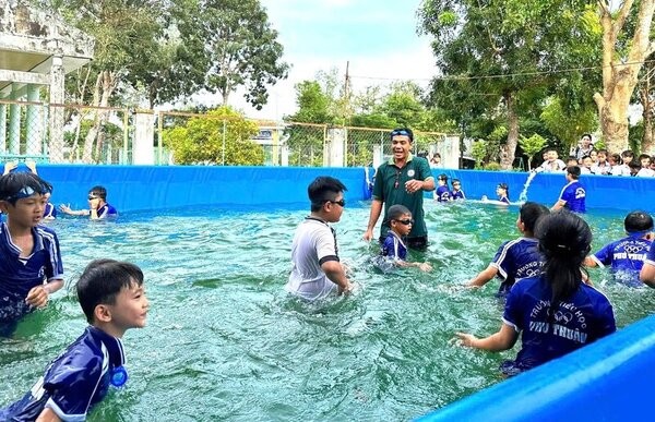 Quỹ phát triển tài năng Việt trao tặng hồ bơi thứ hai cho trẻ em nghèo ảnh 3