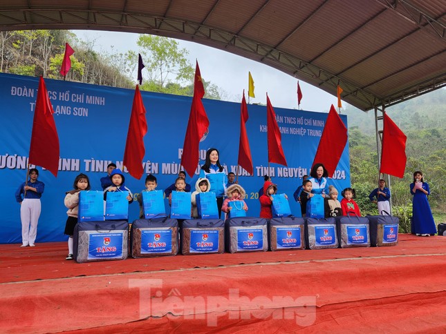 Chăm lo người dân, chiến sĩ nơi biên cương xứ Lạng ảnh 9