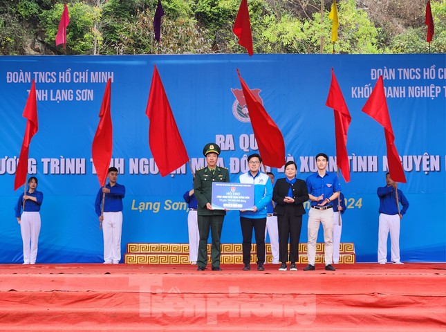 Chăm lo người dân, chiến sĩ nơi biên cương xứ Lạng ảnh 2