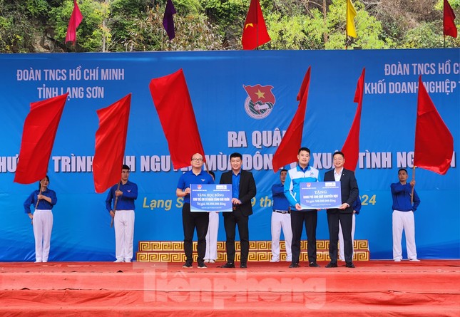 Chăm lo người dân, chiến sĩ nơi biên cương xứ Lạng ảnh 4