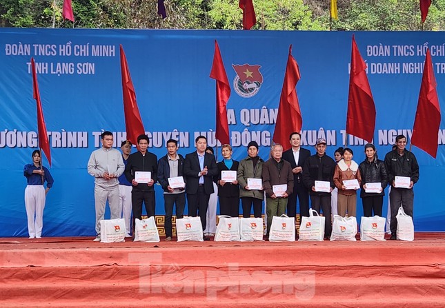 Chăm lo người dân, chiến sĩ nơi biên cương xứ Lạng ảnh 6
