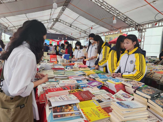 Giới trẻ xứ Lạng hào hứng với sách và văn hóa đọc ảnh 9