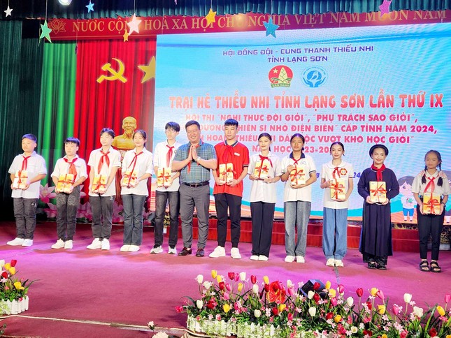 Khen thưởng nhiều thiếu nhi dân tộc vượt khó học giỏi ở Lạng Sơn ảnh 10