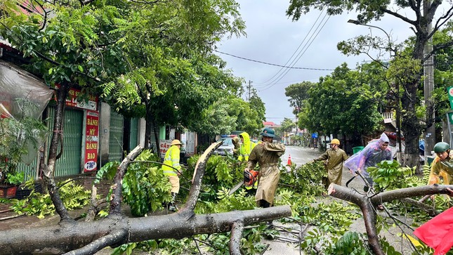 Mưa bão gây chập điện, quán cháo bất ngờ bốc cháy ảnh 5