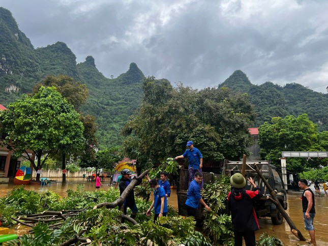 Thanh niên Lạng Sơn kịp thời giúp người dân vùng lũ ảnh 3