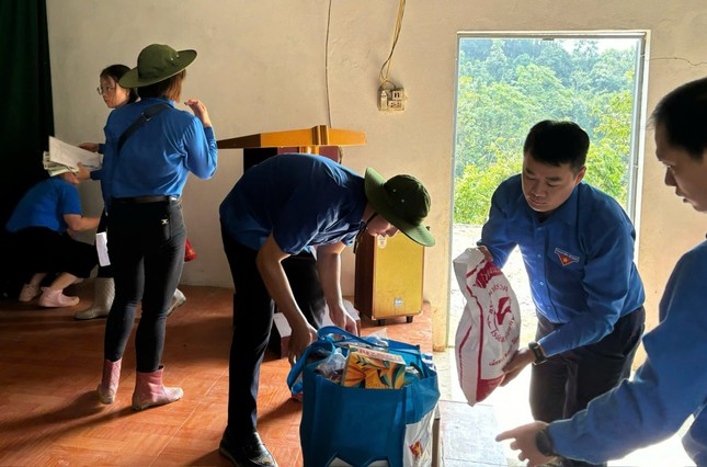 Trung ương Đoàn tặng quà người dân vùng lũ Lạng Sơn ảnh 2