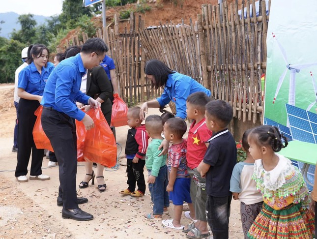 Chăm lo cuộc sống người dân và học sinh vùng khó ở Bắc Kạn ảnh 7