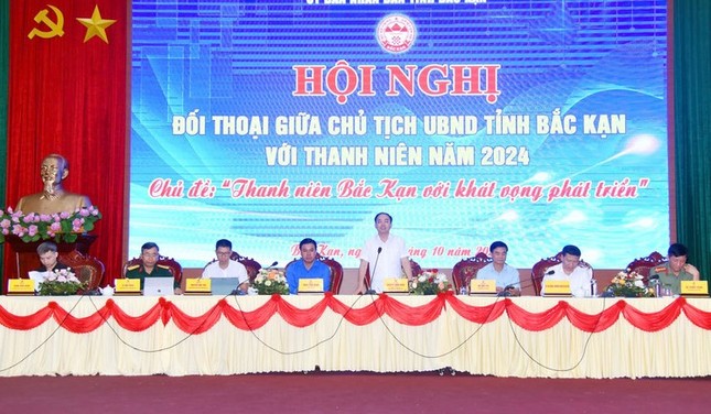 Chủ tịch tỉnh Bắc Kạn đối thoại với thanh niên ảnh 1